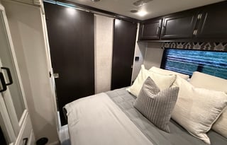 2022 Entegra Odyssey 31F–Sleeps 10, Wifi, Loaded