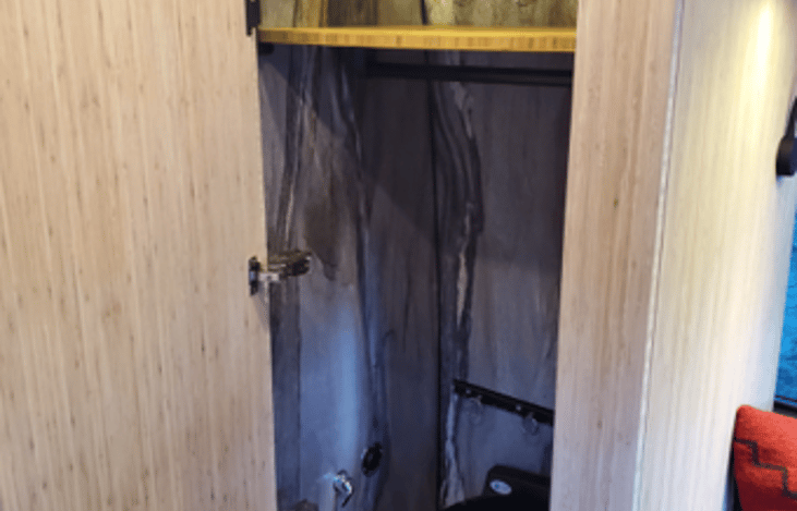 Dryflush Laveo Toilet.  Very nice, absolutely no orders and no mess what so ever!