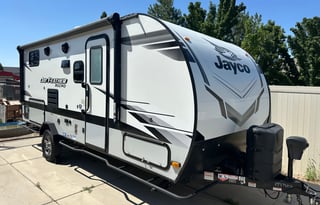 Cozy Camper for Couples & Kids | Easy to Tow!