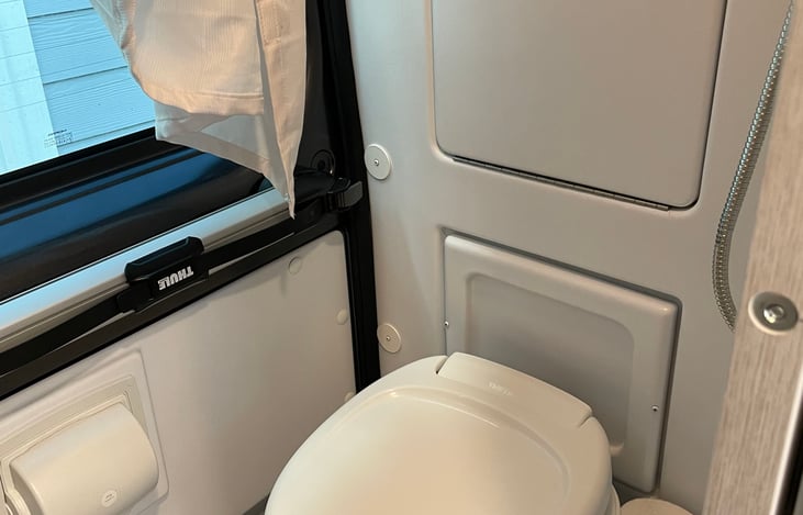 Wet bath (toilet, pull-down sink, shower)