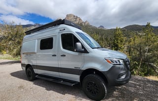 AWD "Barney" UNLIMITED MILES Montana + Starlink