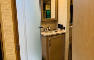 2022 Thor Four Winds 31E (with Bunkhouse)