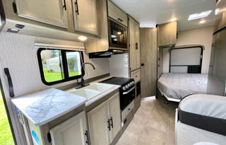 Modern RV – Pet Friendly, Easy, & Road-Trip Ready!