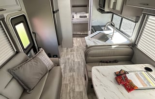 2025 Thor Chateau 30ft. RV -free private shuttle