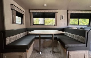 SPACIOUS FAMILY RV W/ ROOM FOR 10!