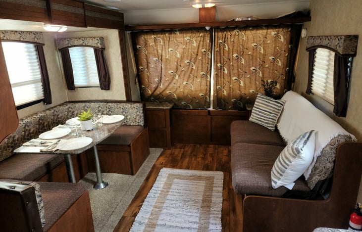 Fold Out Bed & Slide Out Dinette