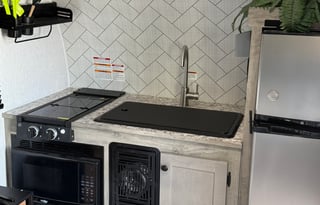 Under 5,000lbs, pet friendly, toy hauler sleeps 4