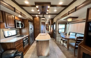 Couples Getaway or Family Pet Friendly Fifth Wheel