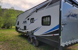 27 FT TOYHAULER WITH ELECTRIC FIREPLACE