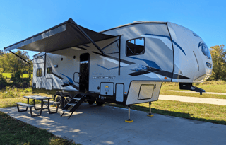 Cherokee Arctic Wolf | Large Luxurious 5th Wheel