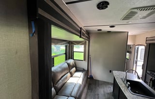 Bumper pull toy hauler