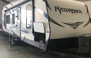 2015 Dutchmen RV Razorback 2550