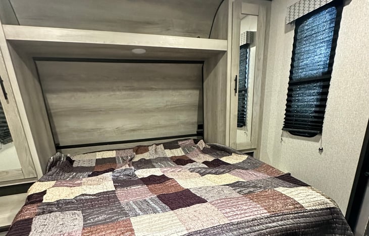 Queen bed (2 closets and storage under the bed )