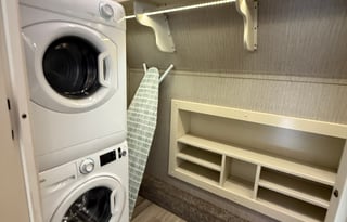 BEACON w/ King Bed, Res Kitchen 1.5 Baths & W/D