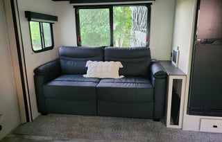 2023 Luxurious Family-Friendly Apex Ultra-Lite