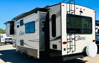 Dino's Keystone Cougar 28 ft. 5th Wheel