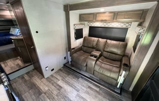 Blue Goose: Dynamax 24RW • Luxury Class C • WiFi