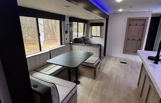 Pet Friendly- Sleeps 9- Outdoor Kitchen