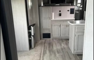 Four Paws Fifth Wheel