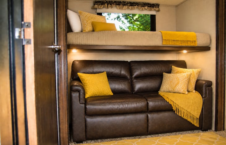 Bedroom 2 (2 Bunks / Fold-out Couch)