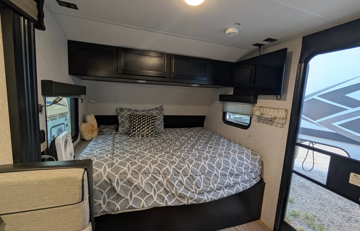 Queen bed with ultra comfy mattress topper. 4 pillows provided. 4 towels and washcloths in the over-bed cabinets.