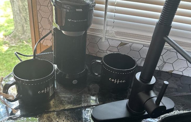 COFFEE MAKER WITH 4 COFFEE CUPS