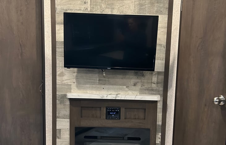 Electric fireplace, blue tooth stereo, smart TV