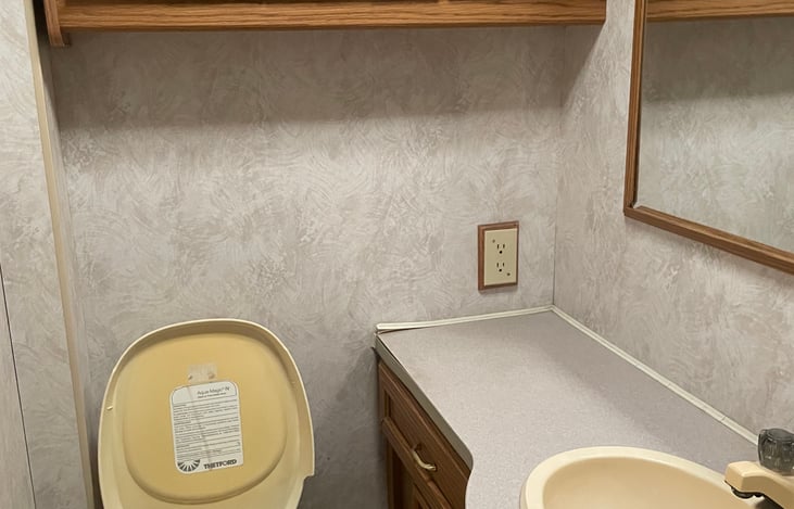 Functional bathroom, towels and toilet paper included!