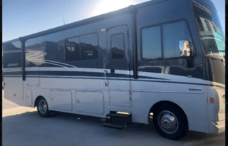 Class A Winnebago Adventurer - OMNE1021