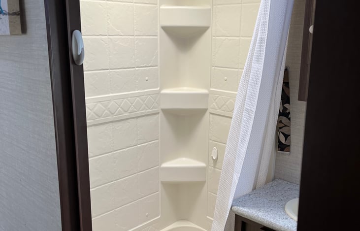 Shower/tub with oxygenics shower head