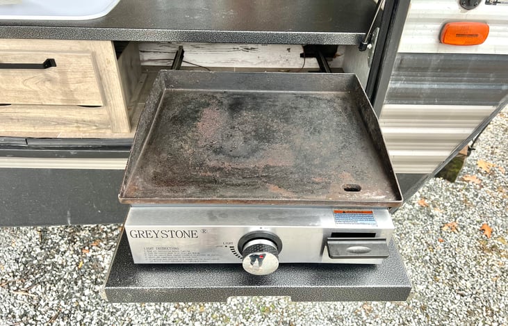 Outdoor kitchen flat-top grill