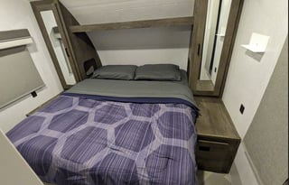 2022 - Sleeps 10! Delivery Available!!