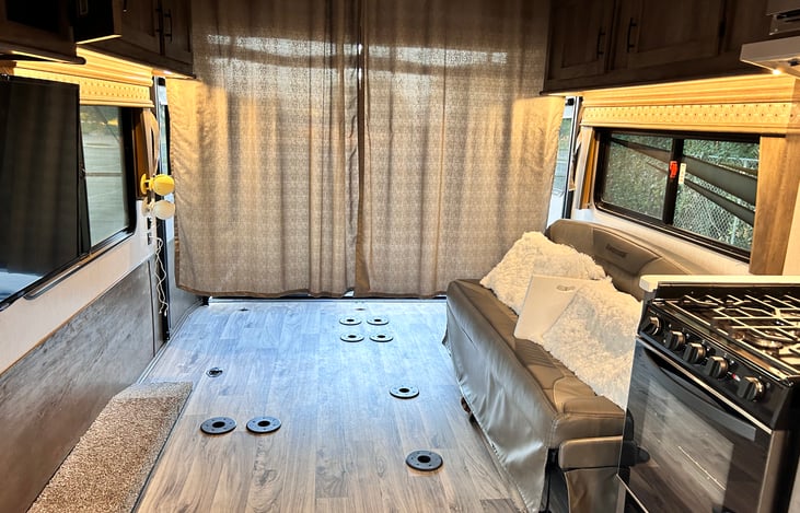 Cloth curtain to patio for privacy