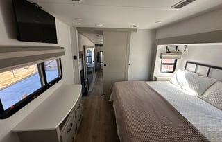 *Crazy Clean” 2024 5th Wheel!! Luxury RV!