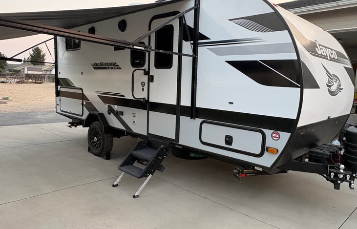 Full awning, Lippert quick jacks, new tires with dual batteries and dual propane tanks. Solar is also installed and fully functional.