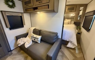 2021 Cruiser Twilight *King and Bunks* (BRFL 1818)