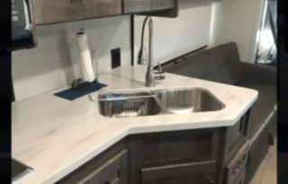 Class A Winnebago Adventurer - OMNE1021