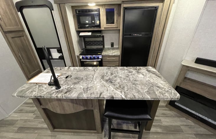 Spacious Kitchen Island w/2 Stools