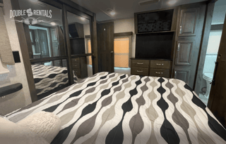 MONTANA Front Living w/ TV & Fireplace, 1.5 Bath