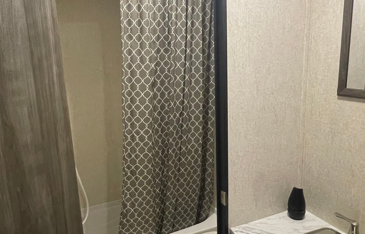 Bathroom sink/toilet and tub