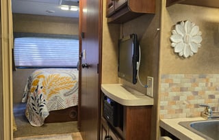 "Flora" is ready for Family Fun! 32ft Sunseeker