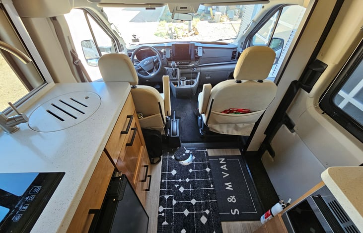 Front area / kitchenette