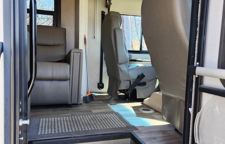 Comfortably sized entry way. Picture shows screen door open.