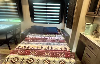 Comfortable Pet Friendly RV Loaded with Extras!!