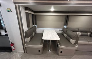 Wayne Wildwood sleeps 6/ 2 slides