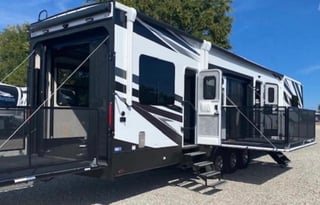 Luxury Toy Hauler Adventure Awaits!
