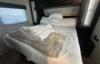 Turn Key 29' two queen bed, fenced patio