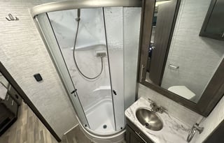 The Cowtown Coach! - AutoLevel, 2 A/Cs, Bunk Model