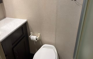 Plush & Roomy 26' RV FOR TWO! (Can Sleep 3)