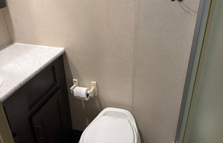 Toilet w/adjacent toilet tissue holder